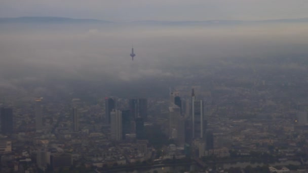 Widok do Frankfurtu i jego drapacze chmur z latania samolotem — Wideo stockowe