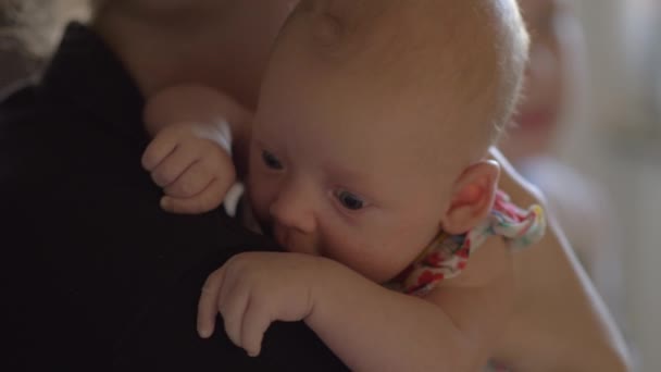 Två månader baby flicka på mödrar axel — Stockvideo