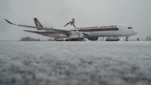 Timelapse odmrazování Singapore Airlines letadlo v zimě — Stock video