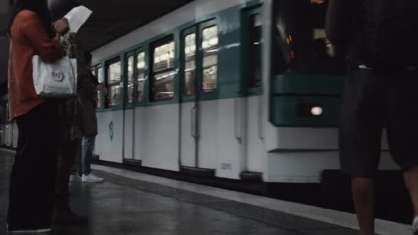 フランス、パリの地下鉄で通勤 — ストック動画