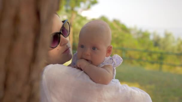 Мати з дитиною проводить літній день у парку — стокове відео