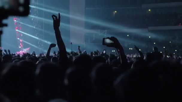 Multitud de jóvenes fanáticos de la música bailando en el concierto — Vídeo de stock
