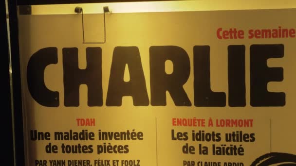 Cartaz ao ar livre da revista satírica francesa Charlie Hebdo, Paris — Vídeo de Stock