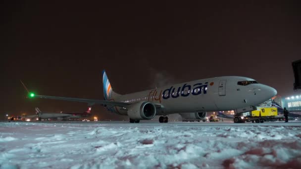 Timelapse odmrazování letadla Flydubai v zimní noci v letiště Šeremetěvo — Stock video