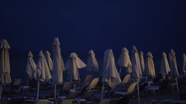 Prázdná pláž v noci a přicházející bouři — Stock video