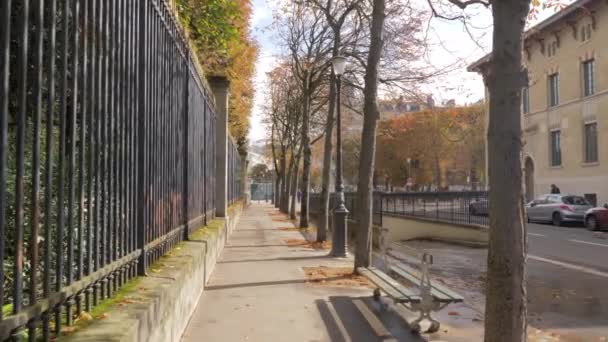 Vista de París en otoño. Caminando por la calle tranquila — Vídeos de Stock