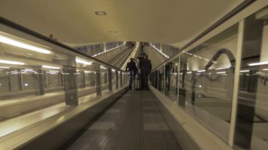 İnsanlar travelator Charles de Gaulle Havaalanı Paris, Fransa