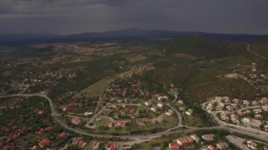 Uçan evler ve yeşil alanlarda Trikorfo Beach, Yunanistan