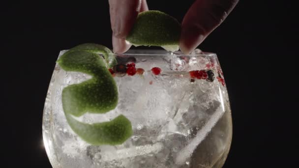 Fizzy gin drink with lime — Stock Video