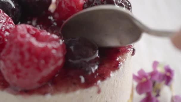 Mangiare delizioso dessert ristorante con bacche smaltate — Video Stock