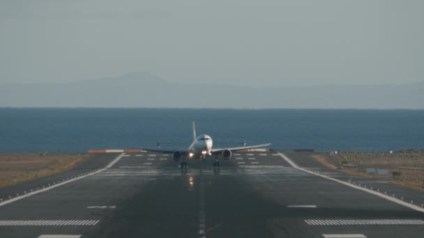 Flygplan framgångsrika landning på landningsbana med utsikt över havet — Stockvideo