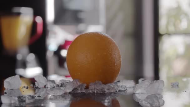 Una naranja en hielo — Vídeos de Stock