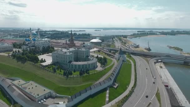 Воздушный Казанский городской пейзаж с древним Кремлем, Россия — стоковое видео