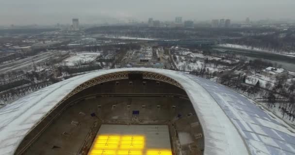 Літаючи над Лужницьким стадіоном з московським зимовим видовищем на задньому плані. — стокове відео