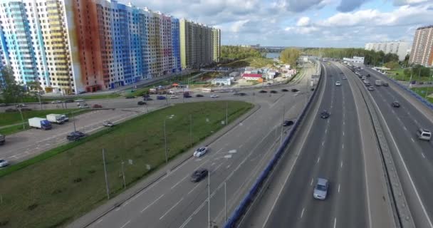 Luftbild mit Kreuzungen und neuen Wohnblöcken, Russland — Stockvideo