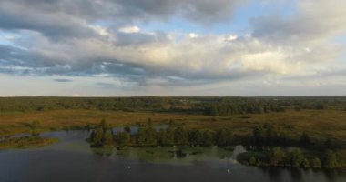 Ormanlı ve küçük köylü hava manzarası