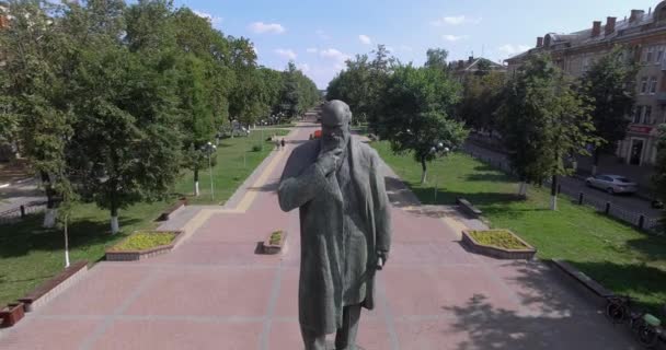 Aerial summer scene of Russian town with monument on tree-lined avenue — Stock Video