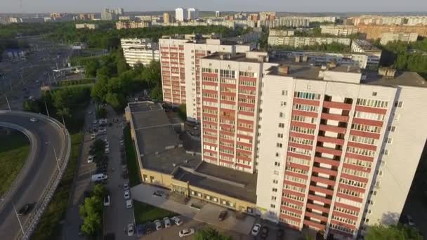 Veduta aerea della città di Kazan, Russia. Condomini e traffico stradale — Video Stock