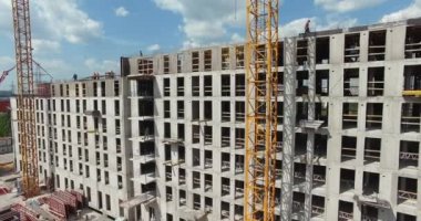 İnşaatçıların çalıştığı bitmemiş konut kompleksinin hava görüntüsü