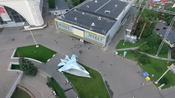 Vliegen over expositiecentrum Vdnh in Moskou, Rusland — Stockvideo