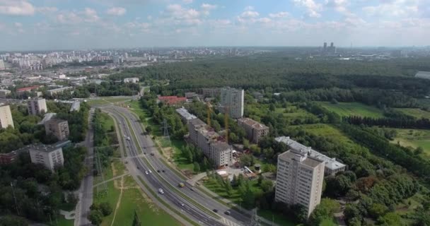 Luchtpanorama van Moskouse gebouwen en uitgestrekte groenruimte, Rusland — Stockvideo