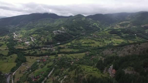 Scena lotnicza z górską wioską w Serbii — Wideo stockowe