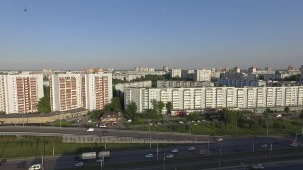 Vista aérea de la ciudad con casas y tráfico en la carretera. Kazán, Rusia — Vídeo de stock