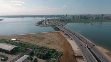 Rusya 'daki Milenyum Köprüsü' nde trafik olan Kazan hava sahnesi