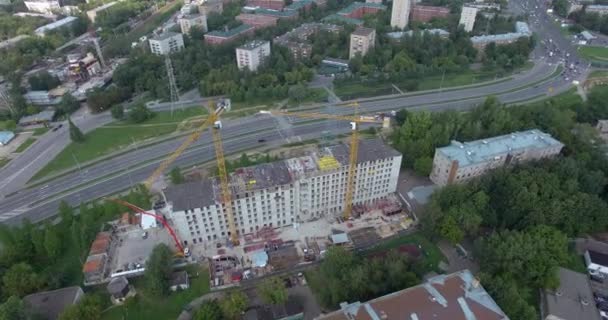 Widok z powietrza na dom mieszkalny w budowie na poboczu drogi, Moskwa — Wideo stockowe