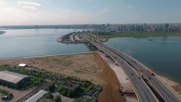 Казанська літня сцена з рухом на мосту Мілленіум (Росія). — стокове відео