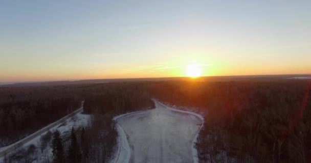 Luftaufnahme des Sonnenaufgangs über dem Wald im Winter — Stockvideo