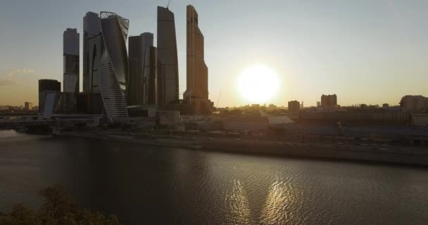 Вид Москвы с деловым центром и рекой Ива на закате, Россия — стоковое видео