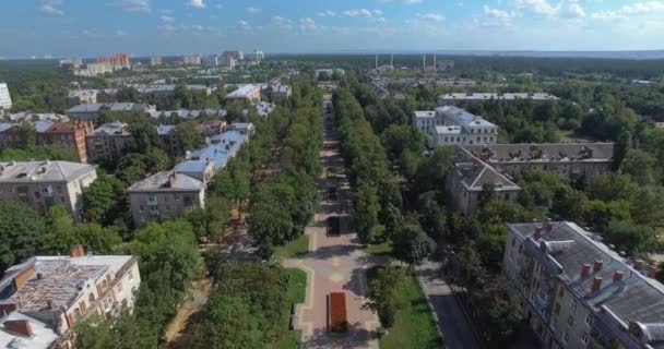 Paisaje urbano de verano aéreo con pasarela arbolada y zona residencial, Rusia — Vídeo de stock