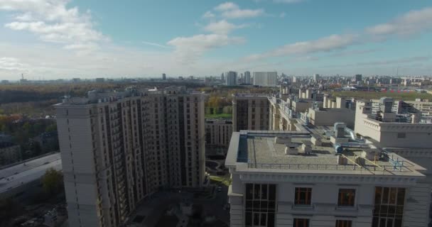 Flygfoto över lägenhetskomplex och höst urban scen. Moskva, Ryssland — Stockvideo