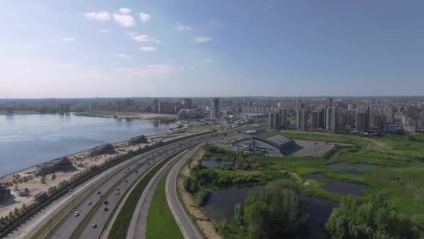 Vista aérea à beira-mar de Kazan, Rússia. Edifícios da cidade e rodovia — Vídeo de Stock