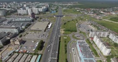 Moskova, Rusya 'da kavşakları olan çok şeritli otoyol üzerinde uçuyorlar.