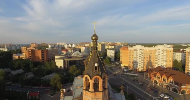 Foto udara jalan-jalan kota dengan rumah dan gereja saat matahari terbenam, Rusia — Stok Video