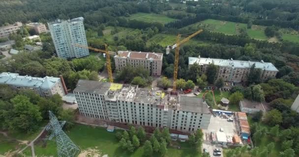 Воздушный вид строящегося жилого дома и летний городской пейзаж Москвы — стоковое видео