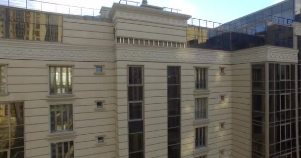 Moskova 'da nehir kenarındaki apartmanın havadan çekilmiş görüntüleri. — Stok video