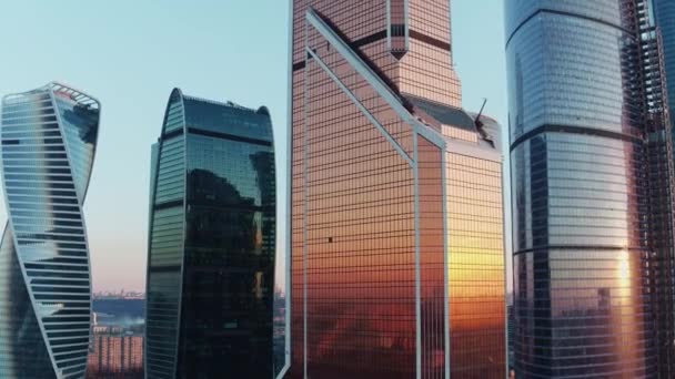 日落时分，莫斯科商业中心的写字楼，空中景观 — 图库视频影像