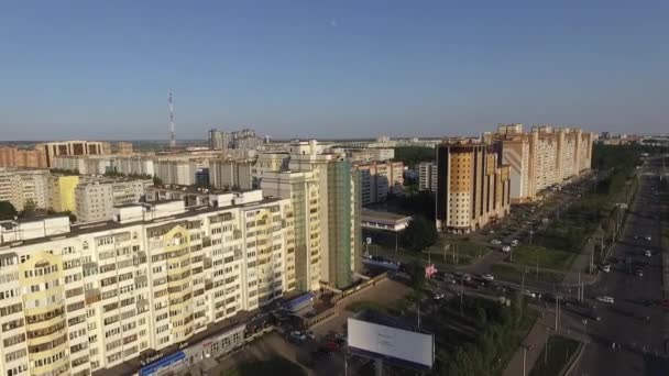 Rusya, Kazan 'daki yol ve apartman üzerinde uçuyor. — Stok video