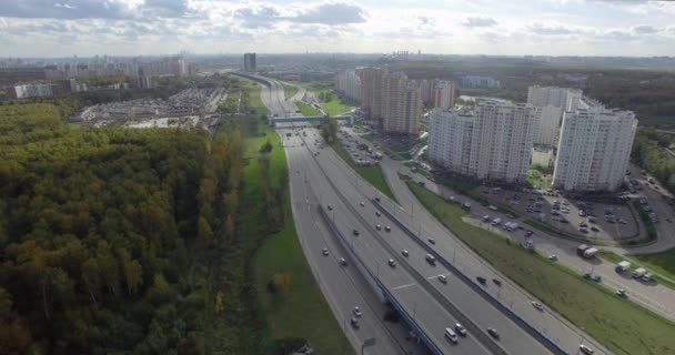 Воздушная панорама города Москвы с широким шоссе, Россия — стоковое видео