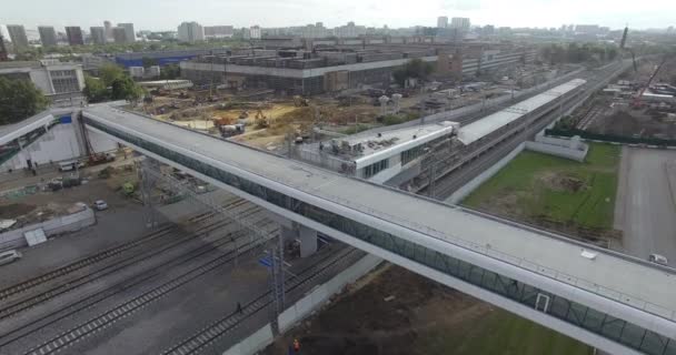 Fliegen über eine im Bau befindliche oberirdische U-Bahn-Station. kasan, russland — Stockvideo