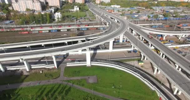 Paisaje urbano aéreo de Moscú con intersecciones de carreteras multinivel, Rusia — Vídeo de stock