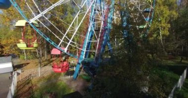 Sonbahar parkındaki eski dönme dolabın hava manzarası.