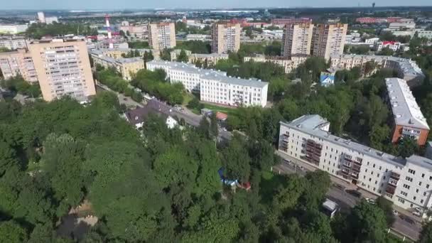 Una vista aérea de un barrio residencial en un día soleado — Vídeo de stock