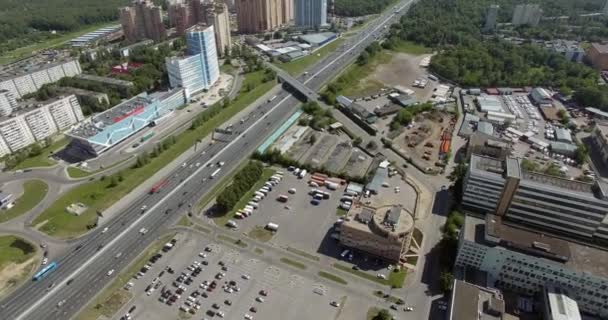 Luftaufnahme einer vielbefahrenen Autobahn inmitten eines Stadtviertels — Stockvideo