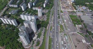 Çok katlı bölgenin yanındaki işlek bir otoyolun havadan görüntüsü.