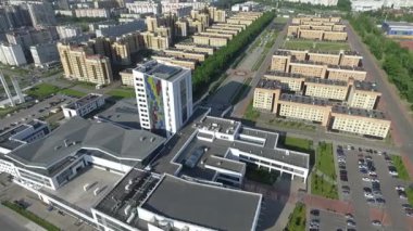 Güneşli bir günde çok katlı bir yerleşim bölgesinin havadan görüntüsü.