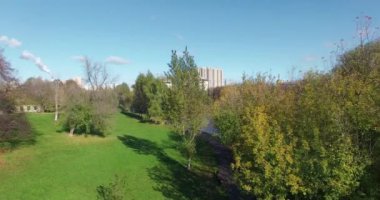 Yeşil bir yerleşim bölgesinde güneşli, güzel bir günün hava manzarası.